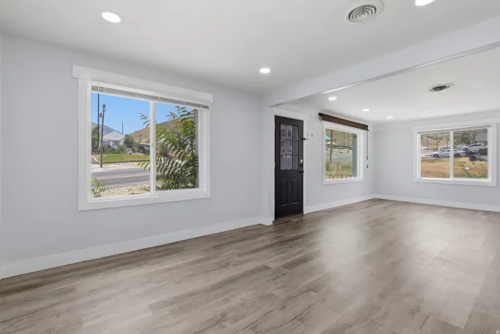 Front room / living room.