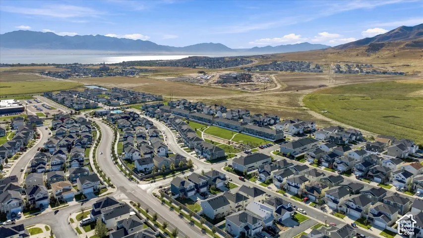 Expansive neighborhood featuring residential homes, townhomes, and a park area
