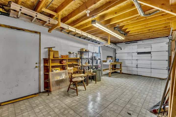 1 car garage was used as  a work shop.