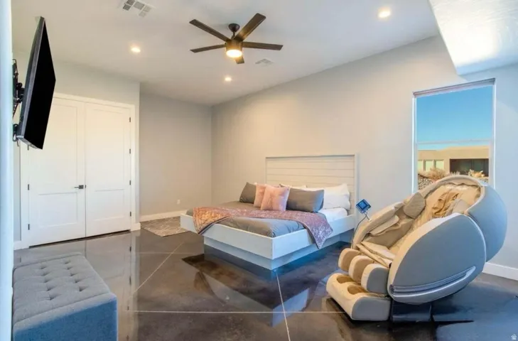 Polished concrete flooring, recessed lighting, ceiling fan, and a single window