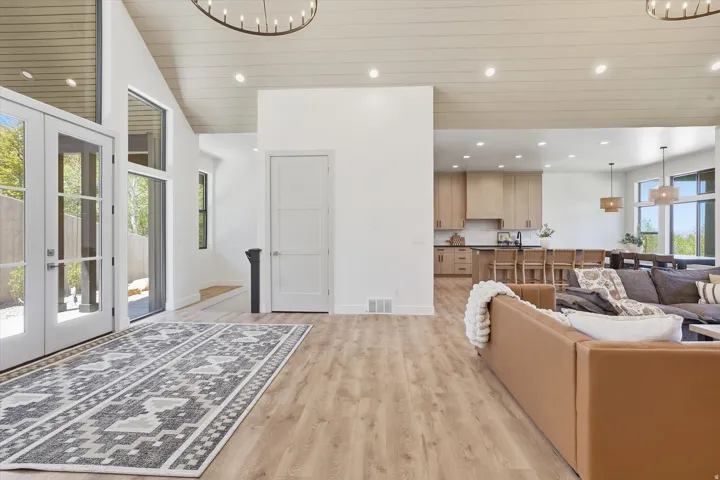 984 S Crossed Arrows Cir, Garden City, Utah 84028