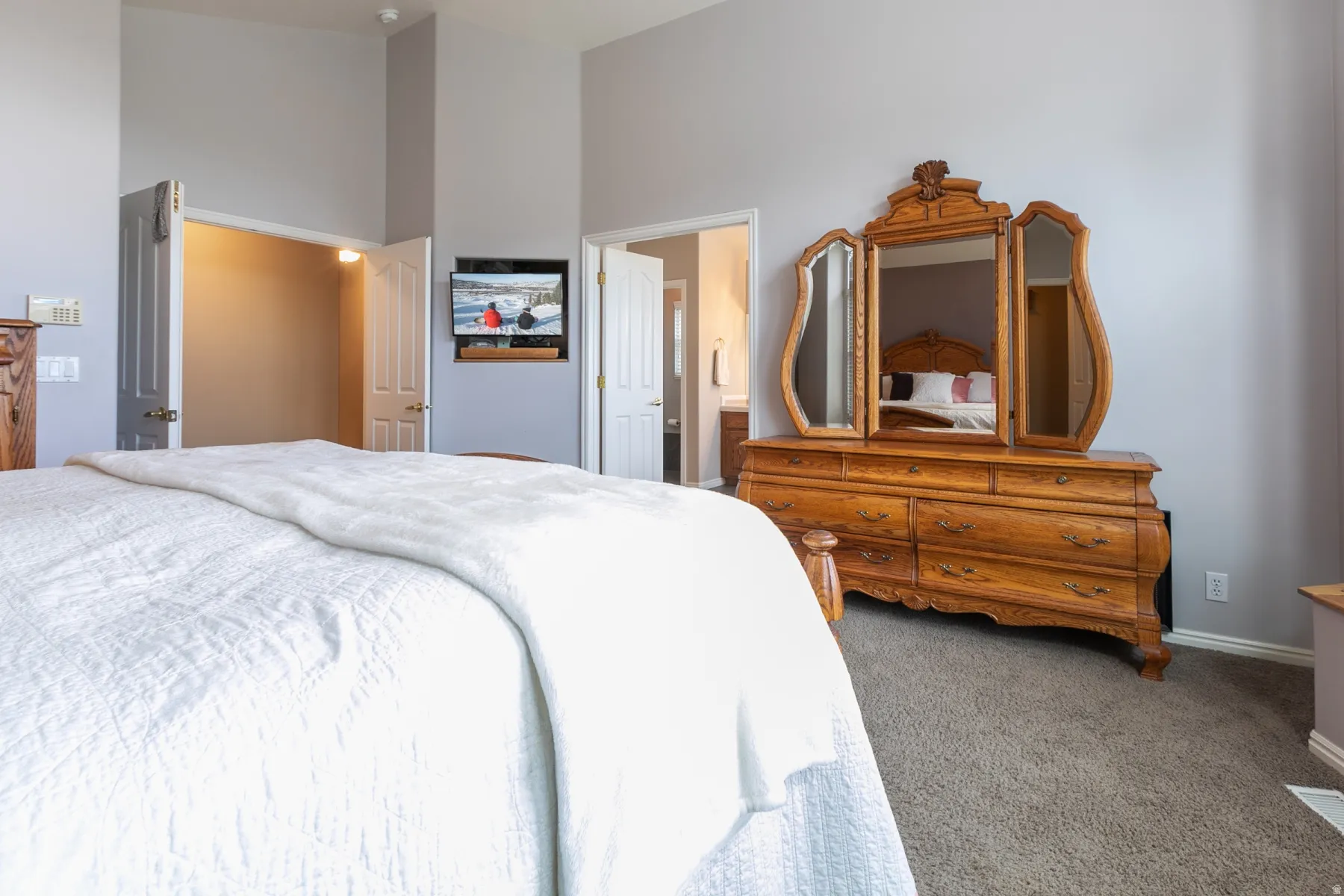 Vaulted ceilings complement the neutral wall finishes and carpeted flooring
