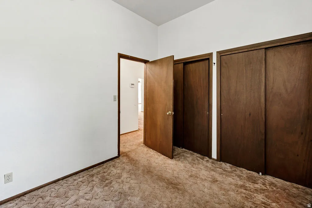 Neutral wall finishes with a textured carpet floor