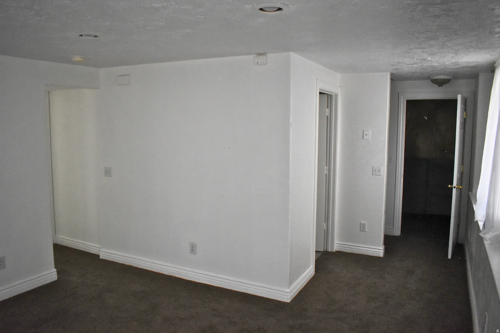 Neutral wall finishes throughout