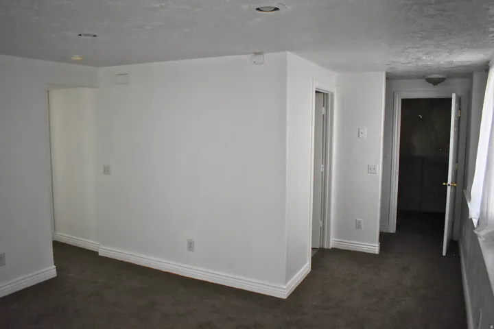 Neutral wall finishes throughout