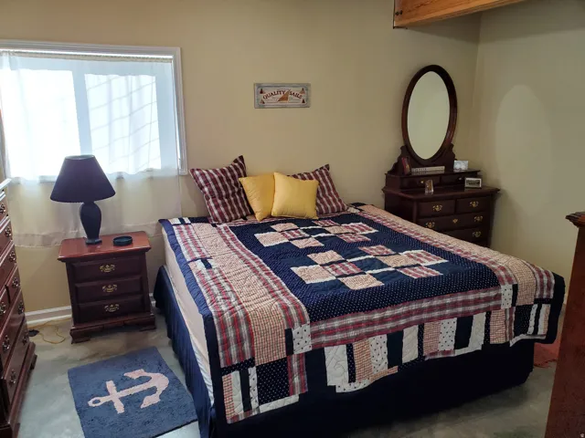 downstairs bedroom (furniture not there anymore)