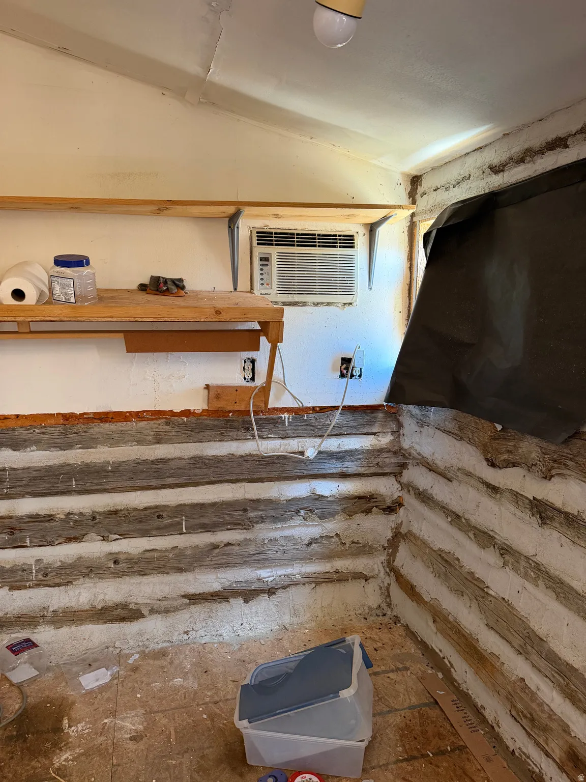 Exposed log wall construction featuring chinking