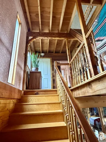 Warm wood-finish staircase with turned balusters and railing