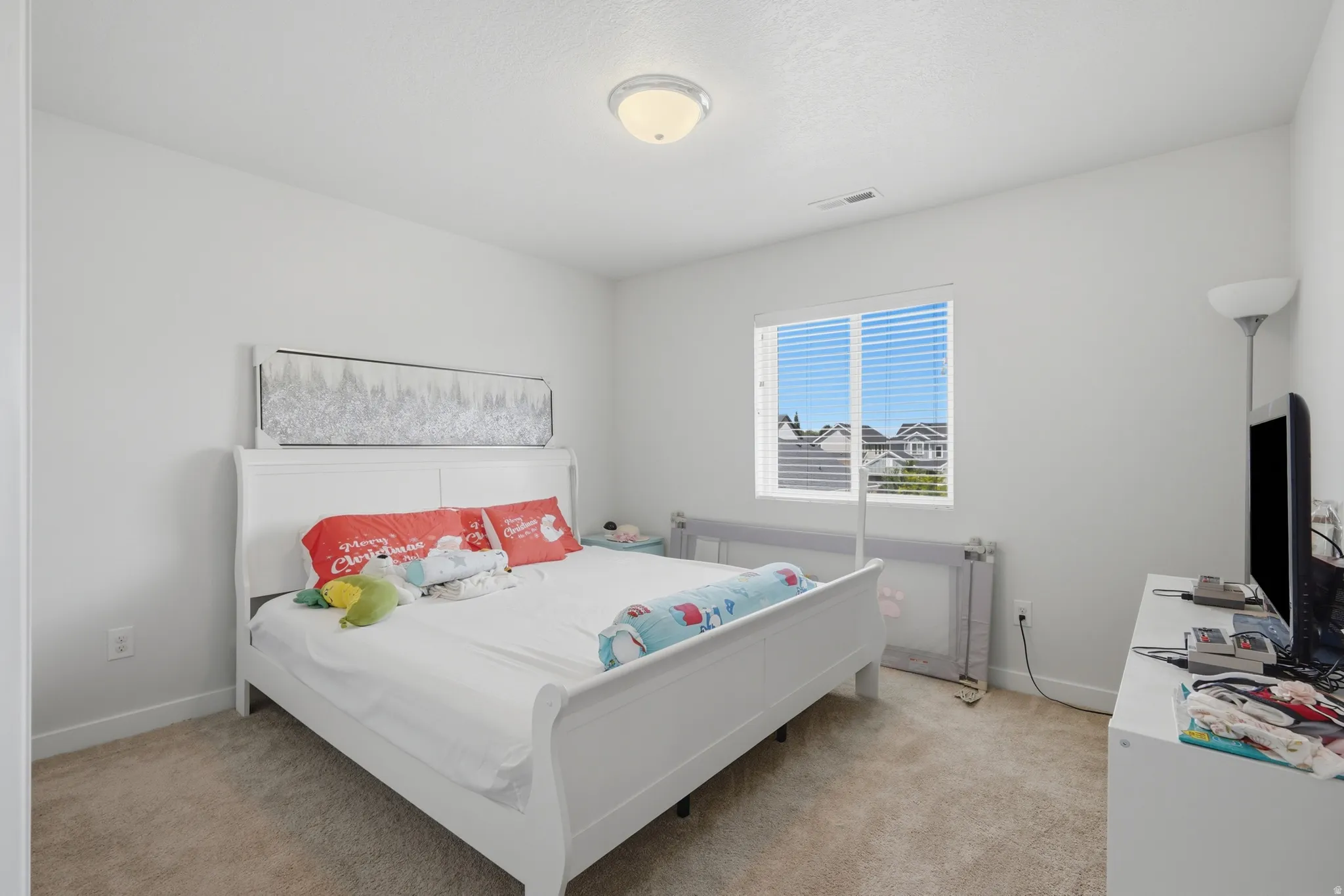 Carpeted room with a single window featuring horizontal blinds