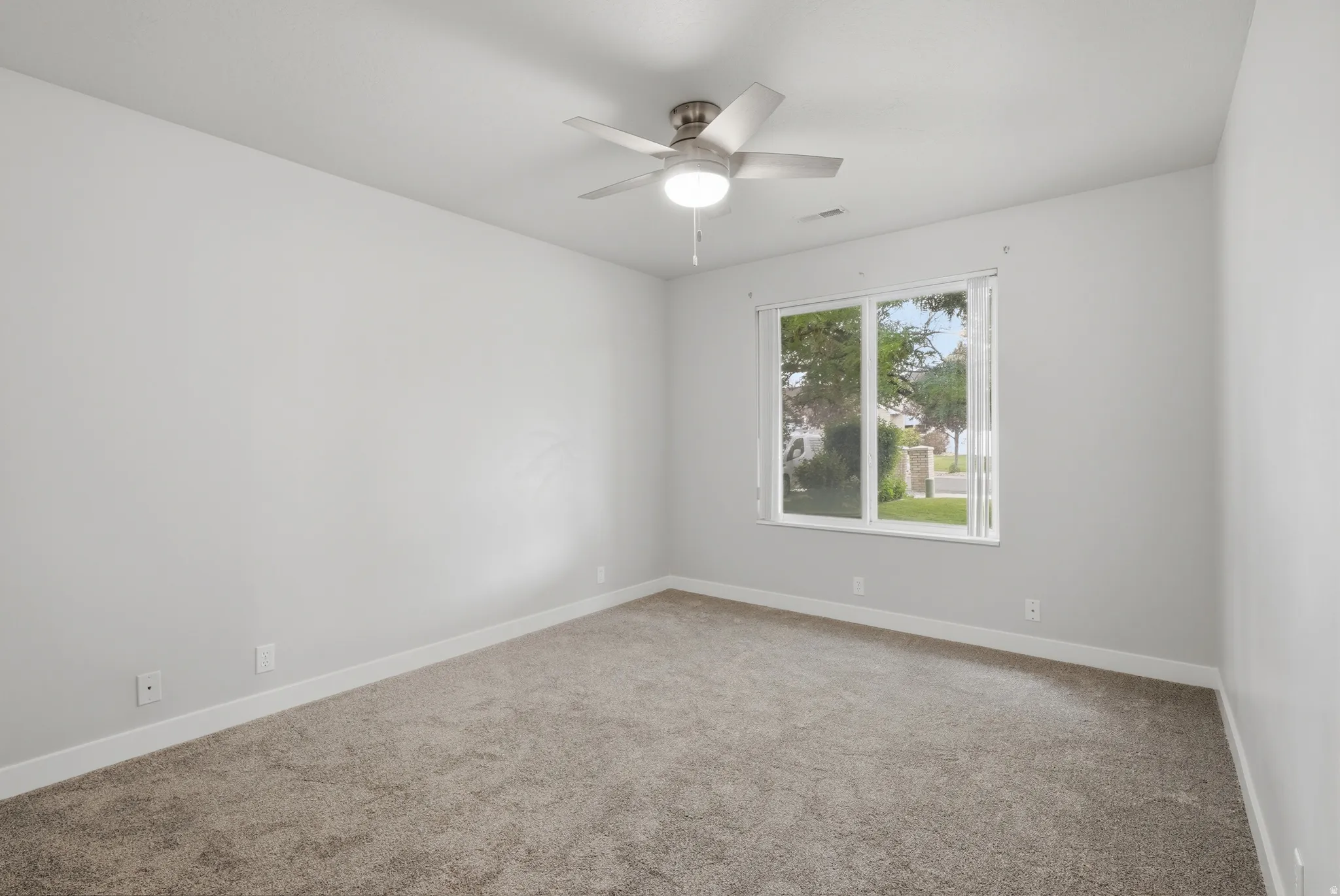 Neutral wall tones with a ceiling fan light fixture
