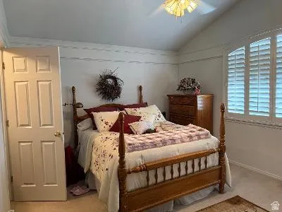 Vaulted ceiling with an attached ceiling fan and light fixture