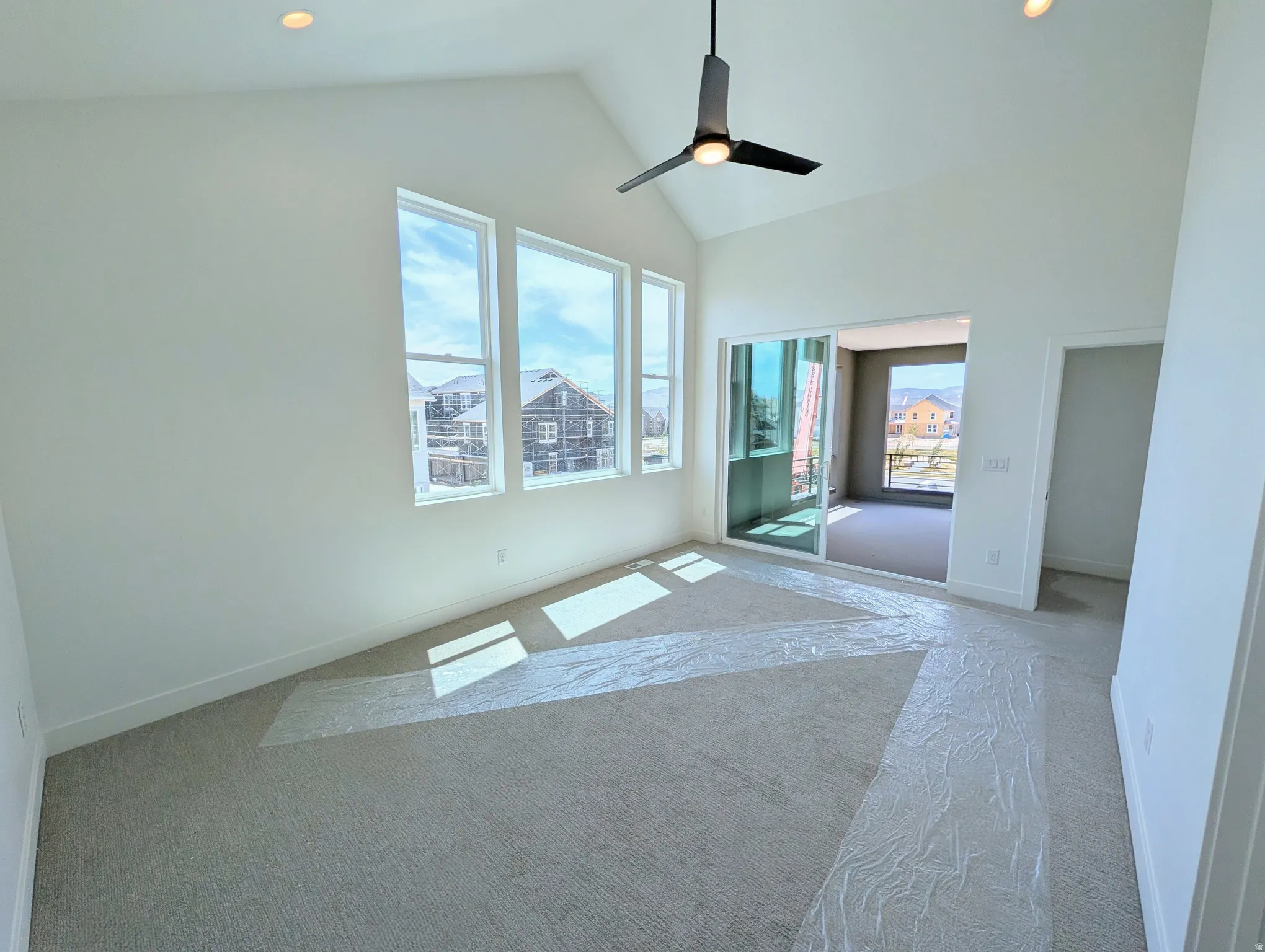 Primary bedroom-Vaulted ceiling with an integrated ceiling fan and recessed lighting