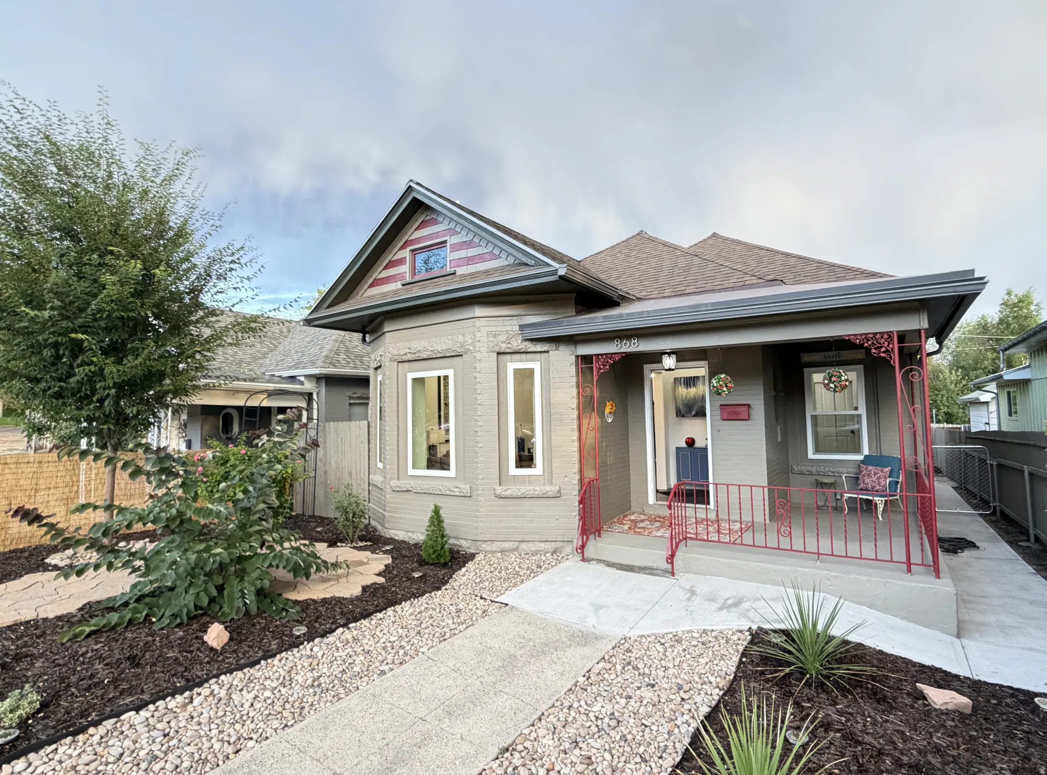 Beautiful fully-updated Victorian bungalow with private parking in the University area.
