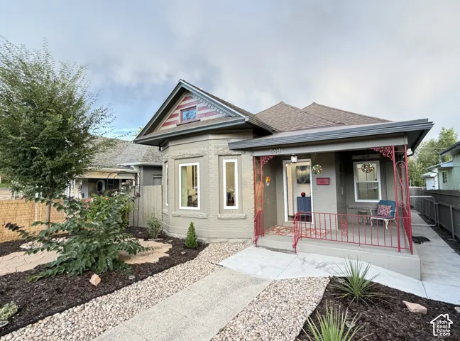 Beautiful fully-updated Victorian bungalow with private parking in the University area.