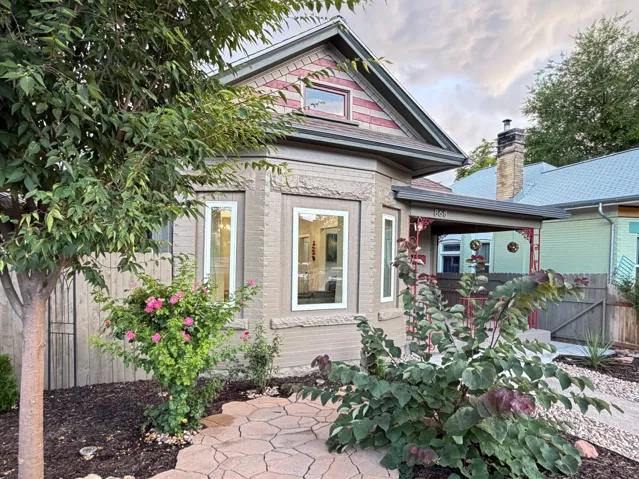 Beautiful fully-updated Victorian bungalow with private parking in the University area.