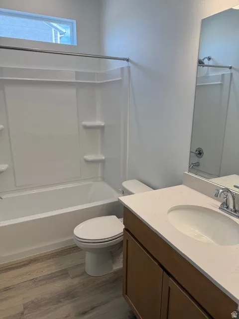 Secondary bath with two bedrooms on either side and a linen closet next to it.