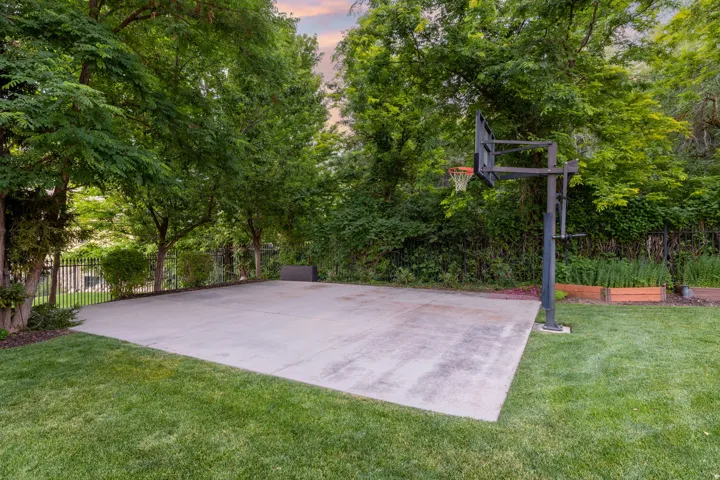 18 Snow Forest Ln, Sandy, Utah 84092