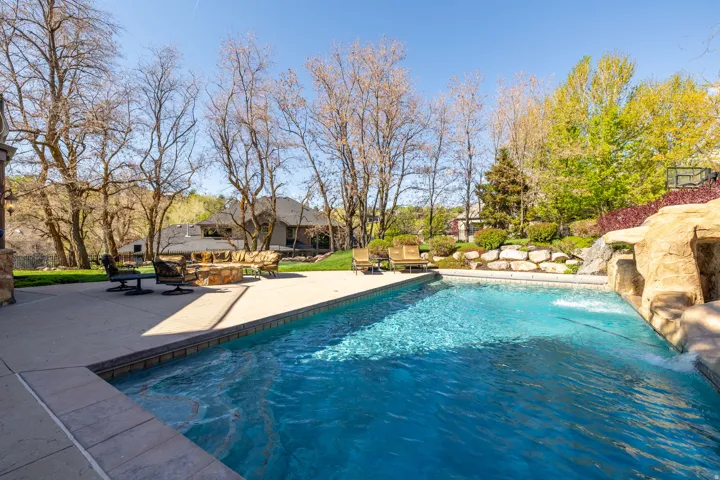 18 Snow Forest Ln, Sandy, Utah 84092