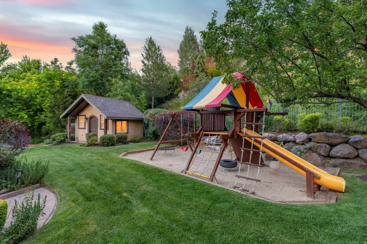 18 Snow Forest Ln, Sandy, Utah 84092