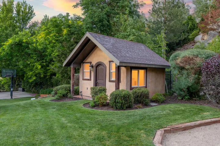 18 Snow Forest Ln, Sandy, Utah 84092