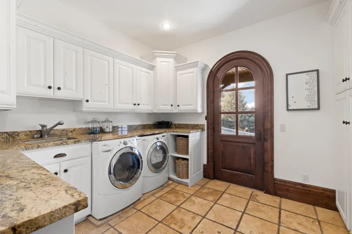 18 Snow Forest Ln, Sandy, Utah 84092