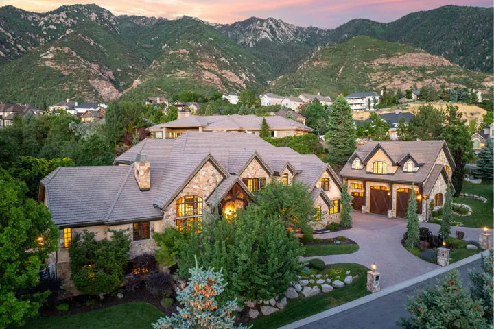 18 Snow Forest Ln, Sandy, Utah 84092