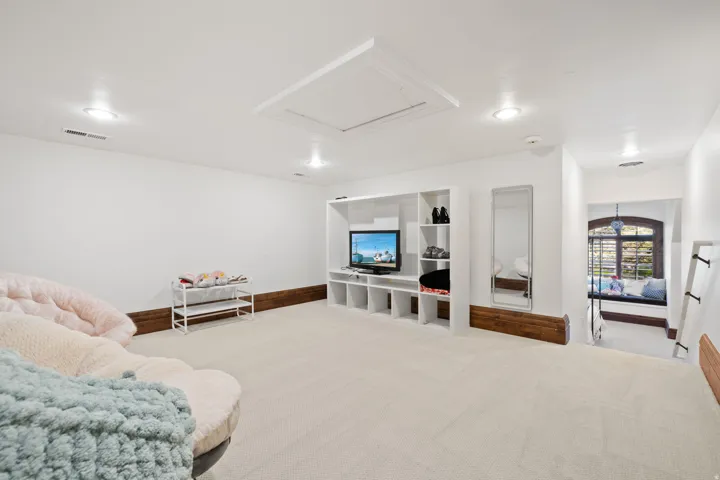 18 Snow Forest Ln, Sandy, Utah 84092