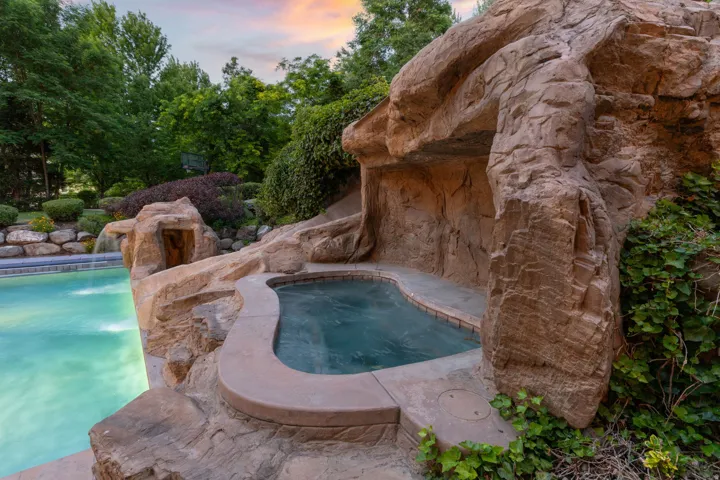 18 Snow Forest Ln, Sandy, Utah 84092