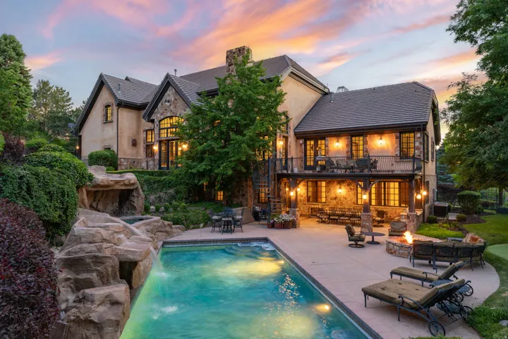 18 Snow Forest Ln, Sandy, Utah 84092