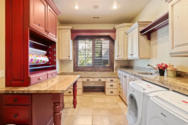 18 Snow Forest Ln, Sandy, Utah 84092
