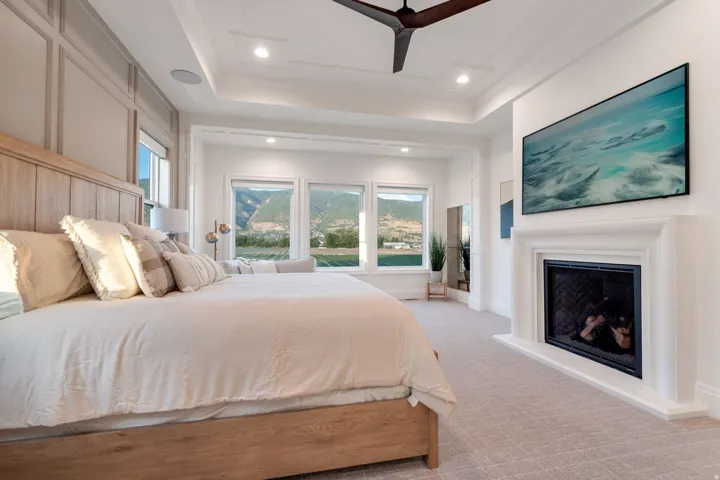 Spacious room featuring a tray ceiling, recessed lighting, and a modern ceiling fan