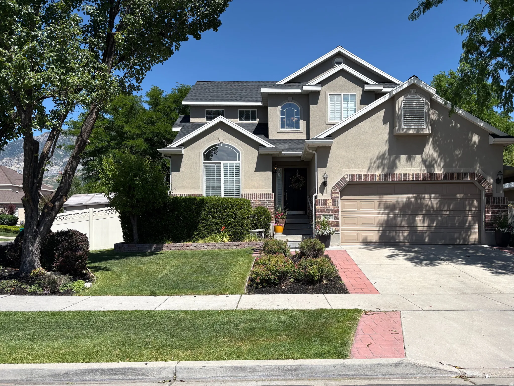 Beautiful home in coveted neighborhood.  Stucco and Brick, Vaulted ceilings. Tons of special features.