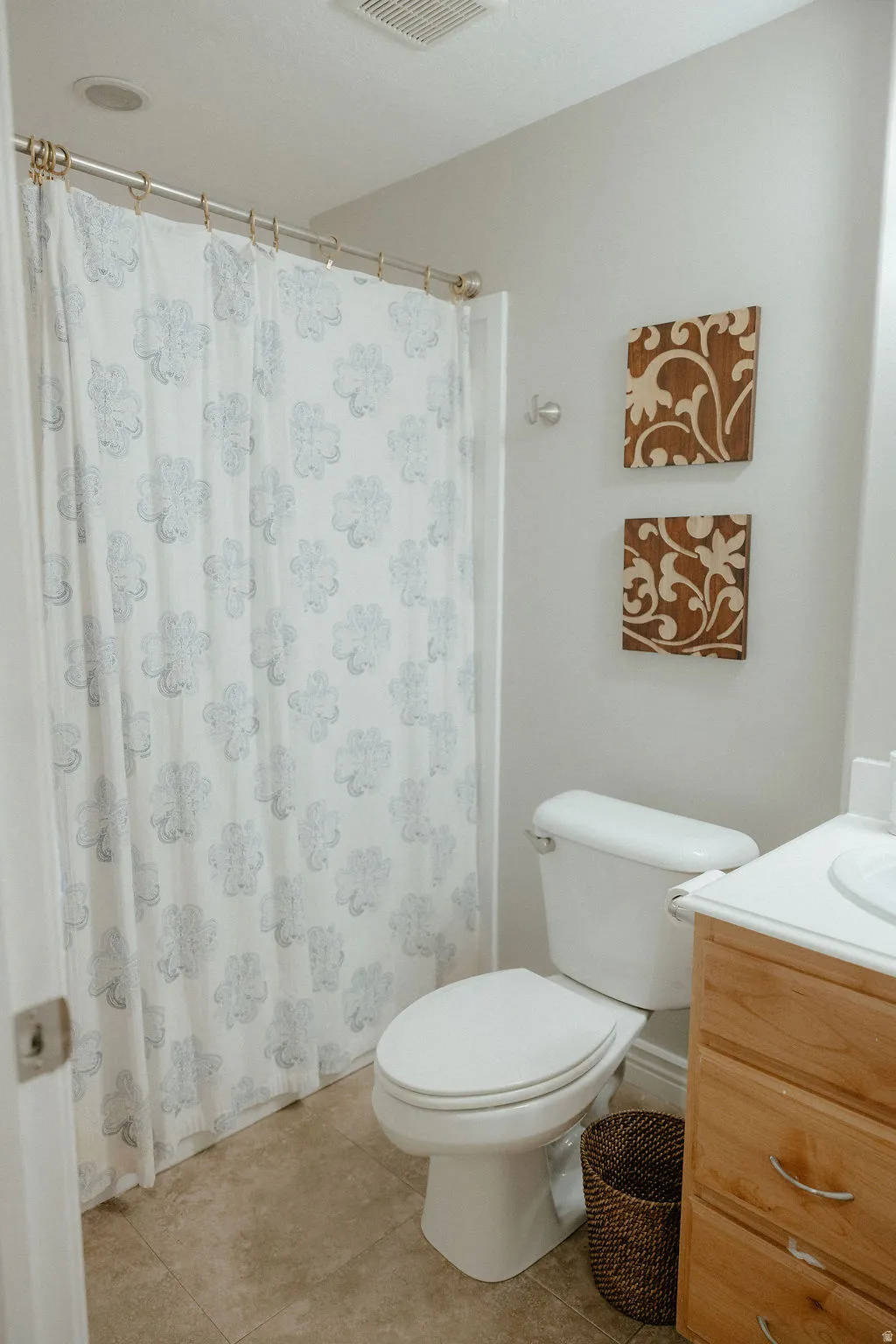 The tub/shower combination of this bathroom is perfect to serve bedrooms #2 and #3 in the upstairs of this home.