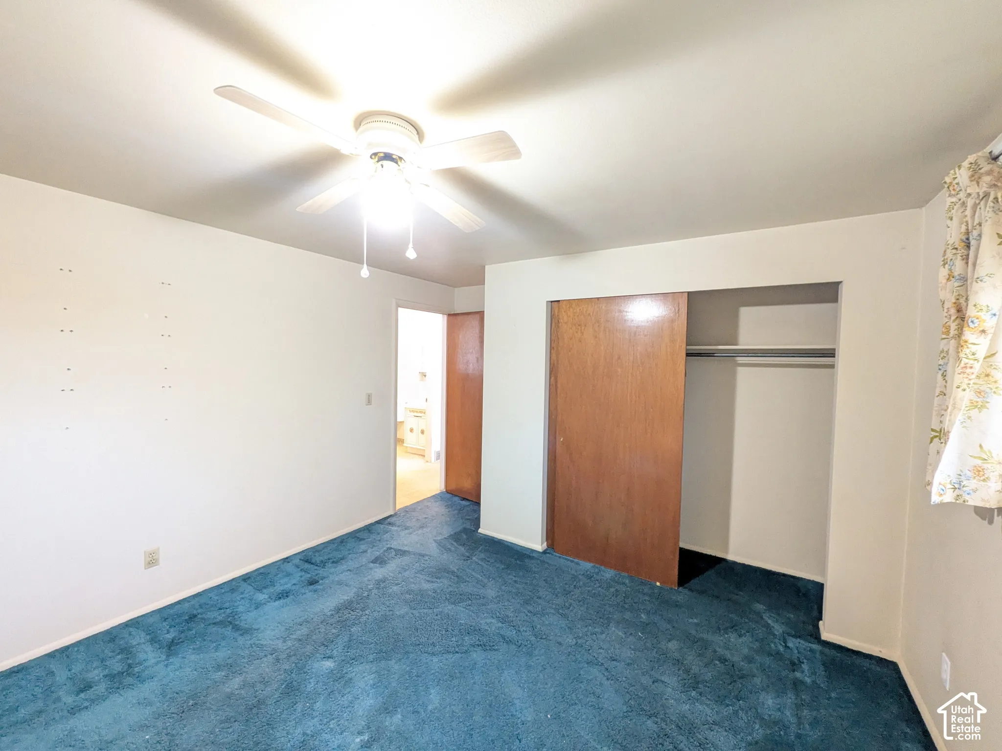 Ceiling fan with integrated lighting