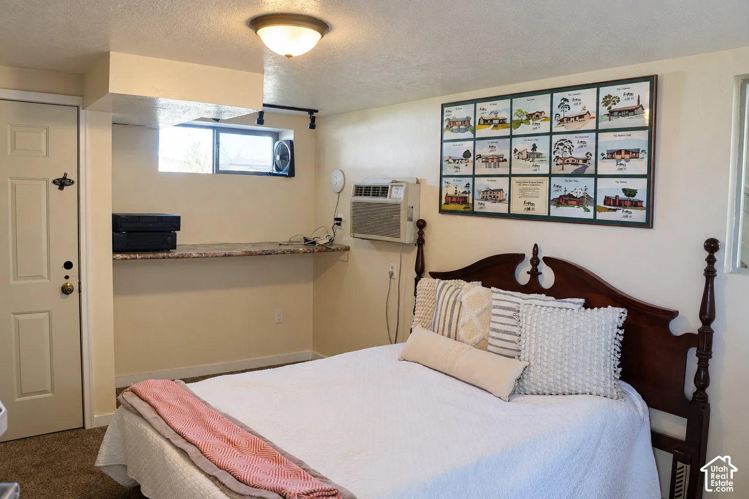 Recessed window, built-in shelf, wall-mounted air conditioning unit, flush-mount ceiling light