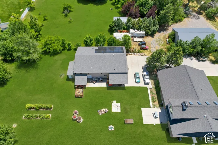 Extensive grounds of 1 acre showing outbuilding with ADU with paid off in full solar panels.