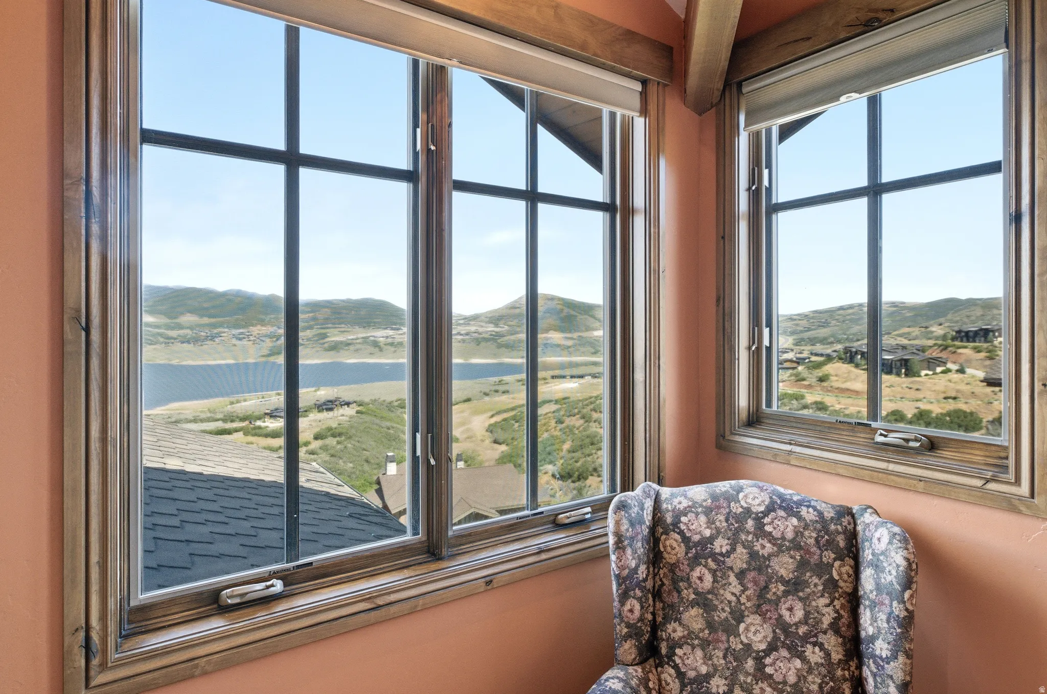 Corner window placement with extensive outdoor scenery