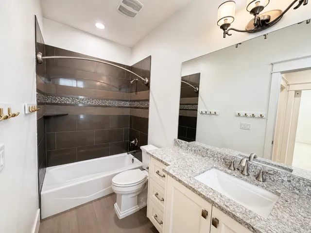 Double bunk room's ensuite bath