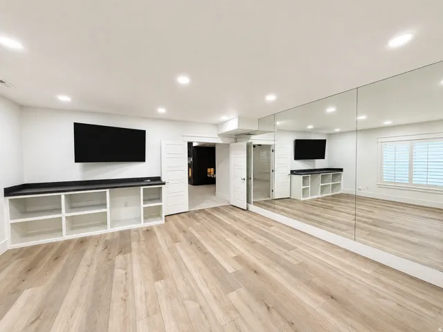 Exercise/dance room