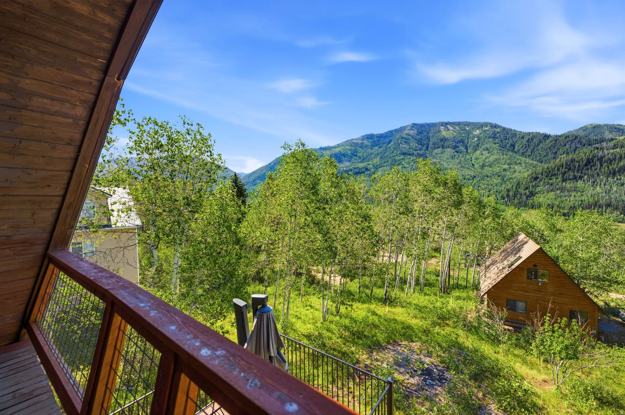 Balcony offering expansive mountain scenery