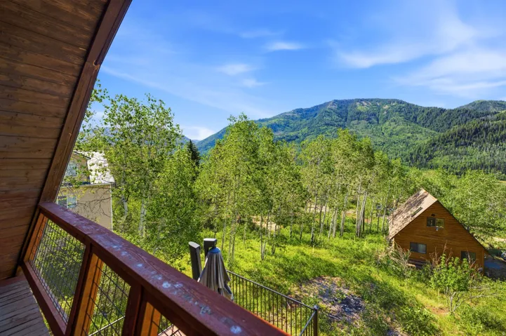 Balcony offering expansive mountain scenery