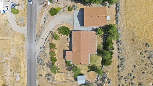 Expansive property featuring a main residence and a detached auxiliary building