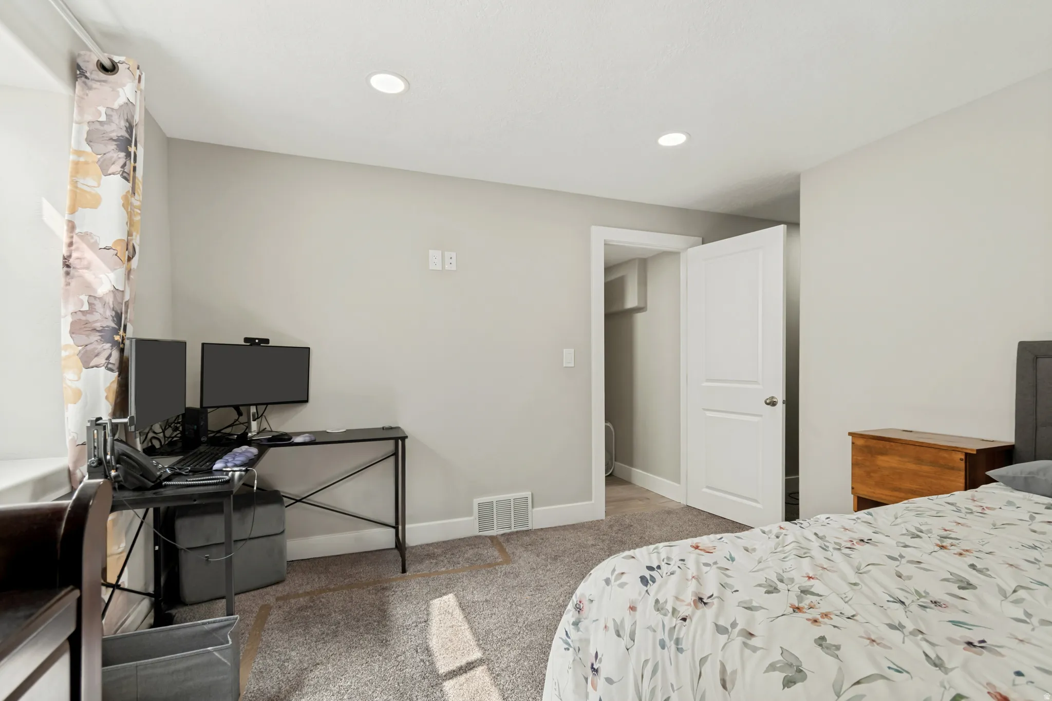 Room with light gray walls and recessed ceiling lighting