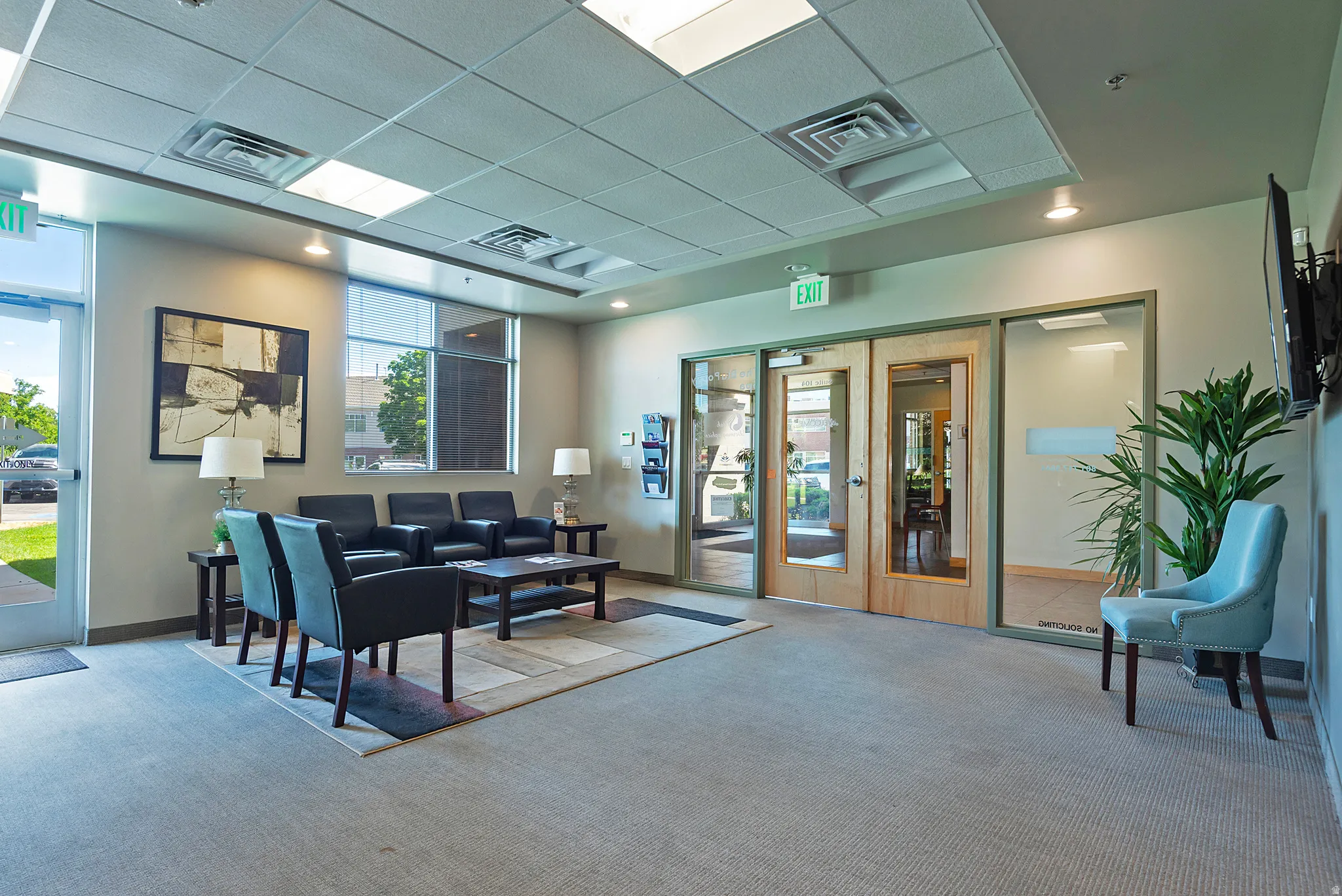 Carpeted common area featuring multiple seating options
