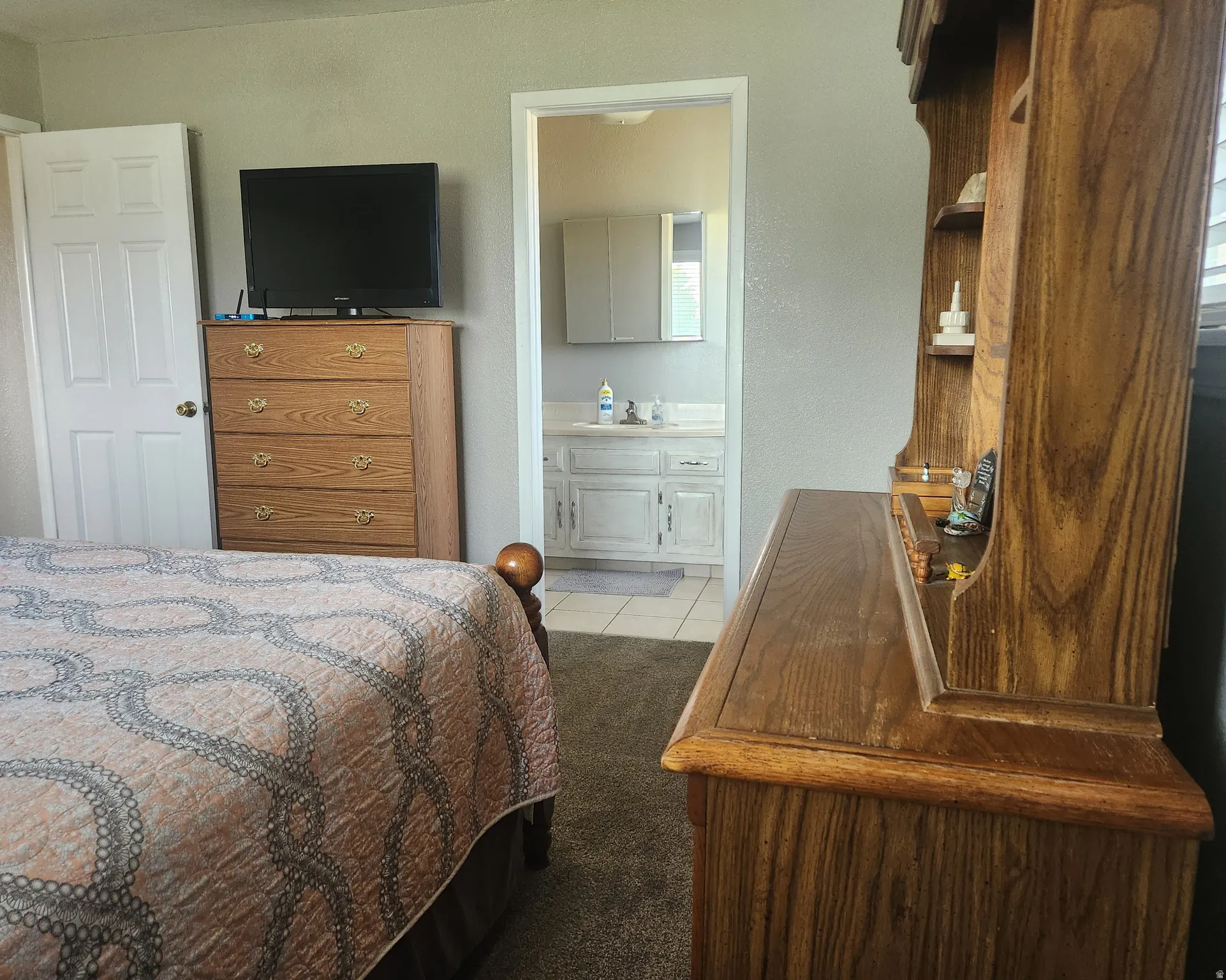 Primary bedroom with en suite primary bathroom