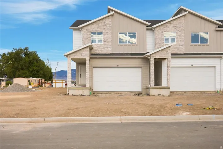 Picture is of end unit. This listing is for the middle unit.