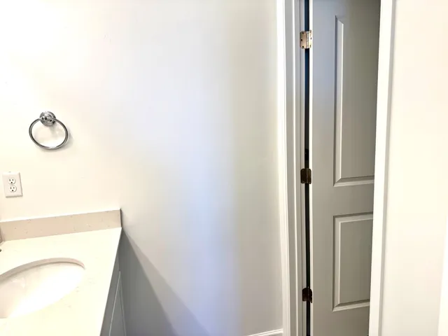 Integrated basin with light, quartz countertop