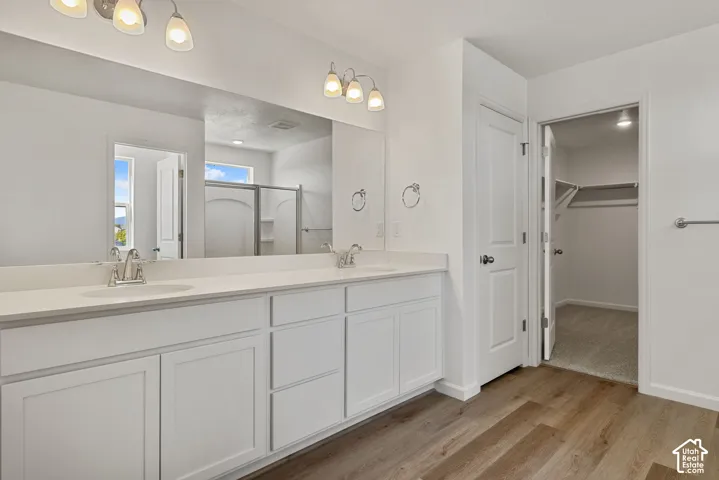 Double vanity with white cabinetry, and extra drawers ensures plenty of space for both of you! A (second) linen closet inside the bathroom, perfect for extra storage.