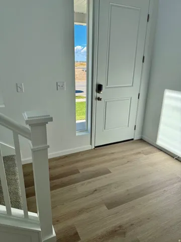 Beautiful front entry with vaulted Ceilings, and lots of natural light.