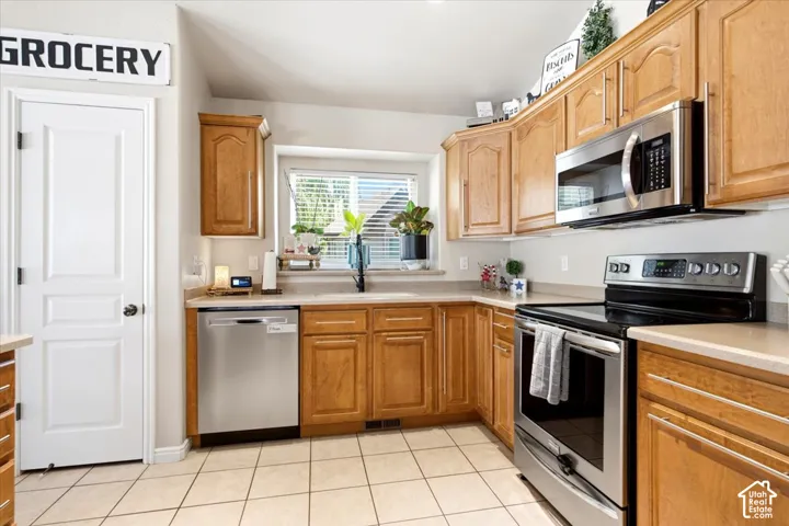 945 E James Cir., Clearfield, Utah 84015